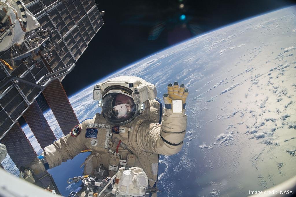 Um dos dois turistas espaciais far&aacute; uma caminhada com um astronauta profissional no espa&ccedil;o