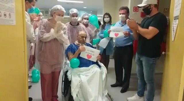 Paciente estava muito emocionado ao lado do filho, Maikon Menegotto, nesta quinta-feira