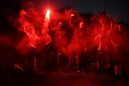 No lado de fora de Anfield, torcedores j&aacute; comemoram o t&iacute;tulo ingl&ecirc;s do Liverpool ap&oacute;s 30 anos