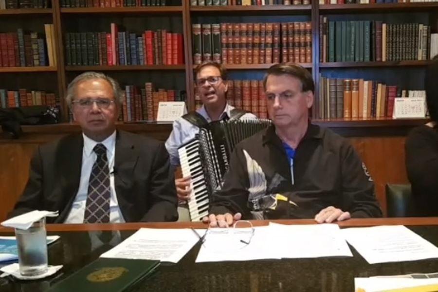 Durante a transmiss&atilde;o, Guedes disse que a ideia do pagamento escalonado teria partido do pr&oacute;prio Bolsonaro