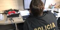 Agentes vão examinar material recolhido, como computadores, para apurar como agia a organização criminosa