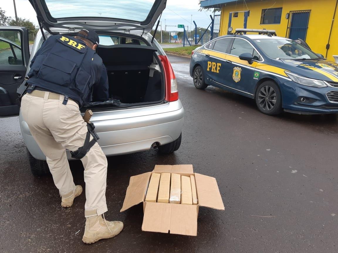Em um Citro&euml;n C3 foram descobertos em torno de 25 quilos da droga