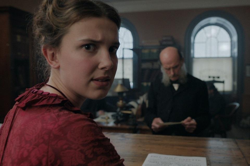 O filme "Enola Holmes", estrelado pela atriz Millie Bobby Brown, &eacute; uma adapta&ccedil;&atilde;o da Netflix.