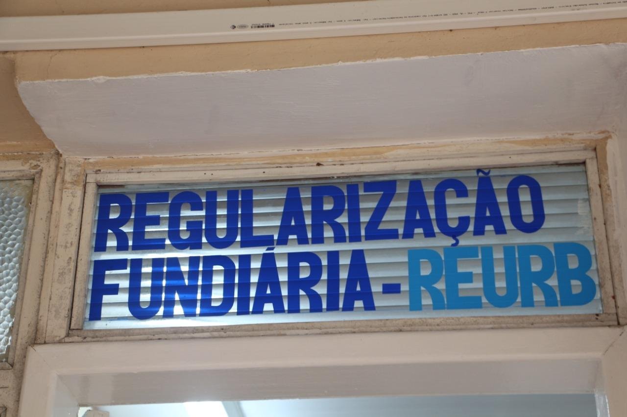 A Regulariza&ccedil;&atilde;o Fundi&aacute;ria Urbana &eacute; um processo de transforma&ccedil;&atilde;o que visa legitimar a posse ou propriedade em &aacute;reas ocupadas