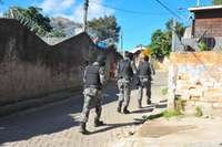 Policiais militares percorreram ruas e becos do bairro Serraria para identificar e prender criminosos - Foto: Fabiano do Amaral