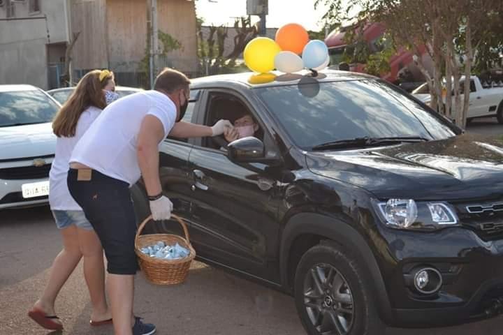 Drive-Thru Solid&aacute;rio tamb&eacute;m recebeu pe&ccedil;as de roupas