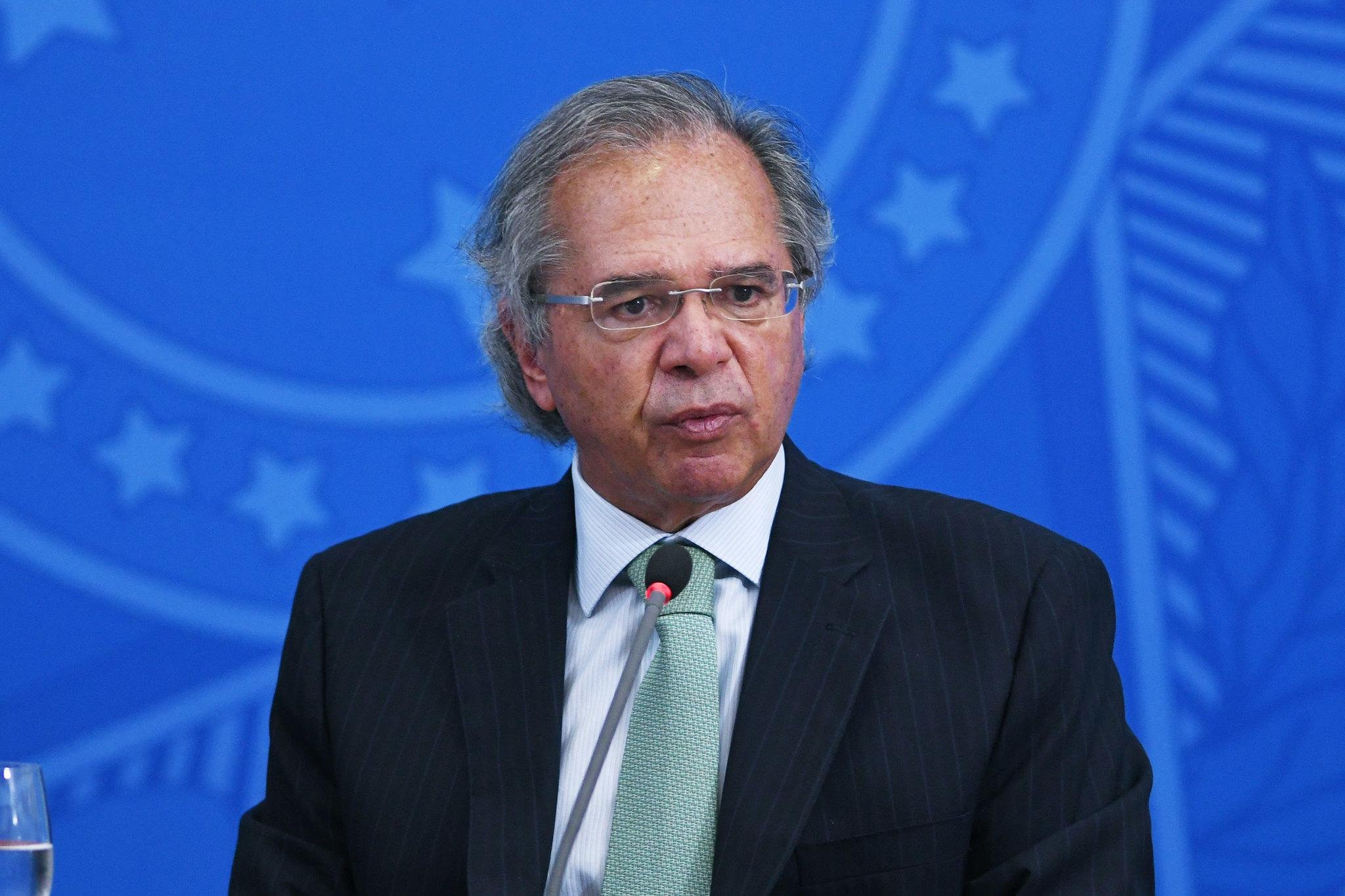 Aux&iacute;lio emergencial dever&aacute; ser distribu&iacute;do enquanto a pandemia estiver no Brasil, segundo Paulo Guedes