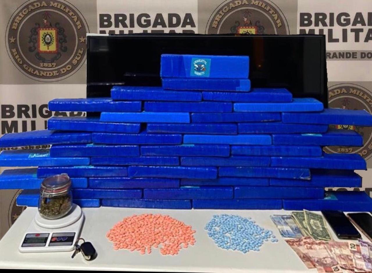 Entorpecente estava distribu&iacute;do em tijolos com fita adesiva na cor azul