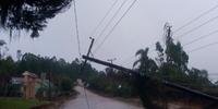 Em Morro Redondo, foram registrados a queda de dois postes e algumas árvores