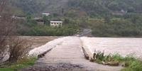 A ponte que liga Bento Gonçalves a Cotiporã está submersa pelo rio das Antas