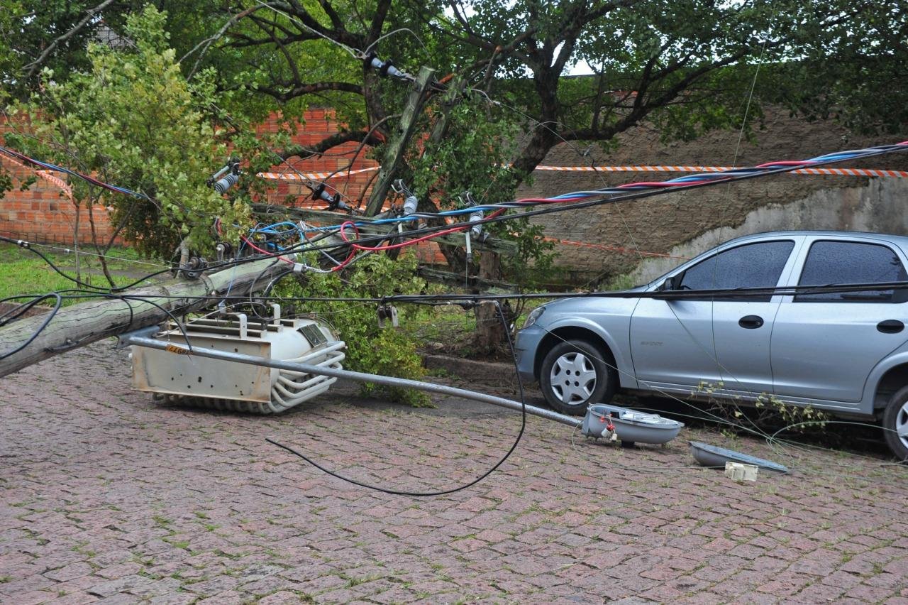 Vendaval derrubou postes de luz em Porto Alegre