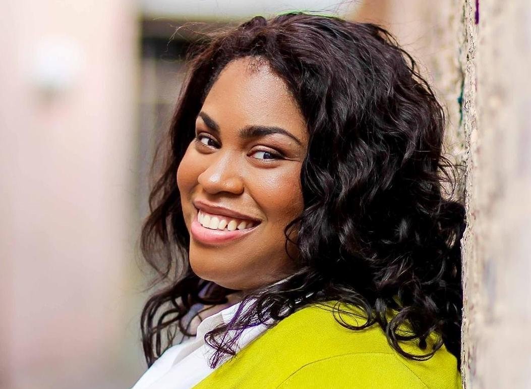 Angie Thomas trata sobre racismo em tempos extremos em sua obra