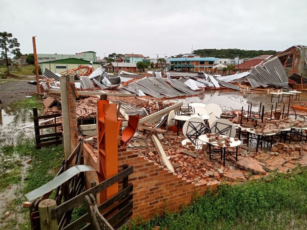 Centro de Eventos de Muitos Cap&otilde;es foi totalmente destru&iacute;do pelo vendaval