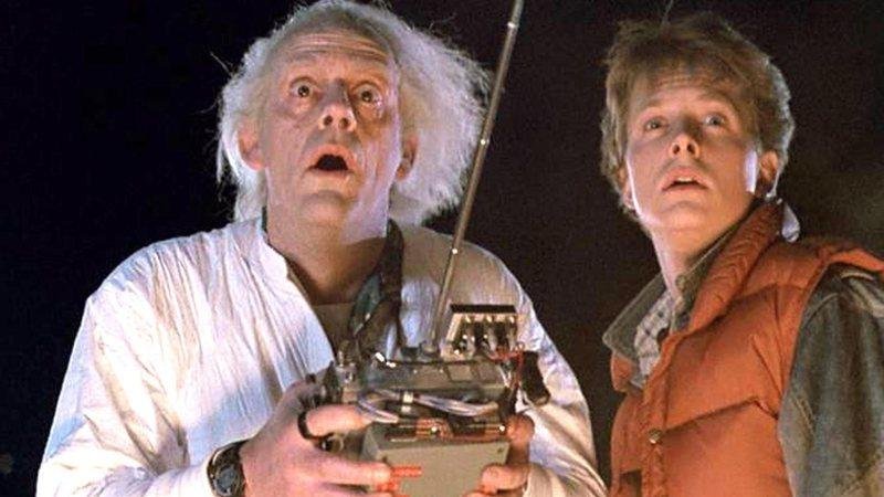 A aventura apresenta Dr. Emmet Brown (Christopher Lloyd) e  Marty McFly (Michael J. Fox)