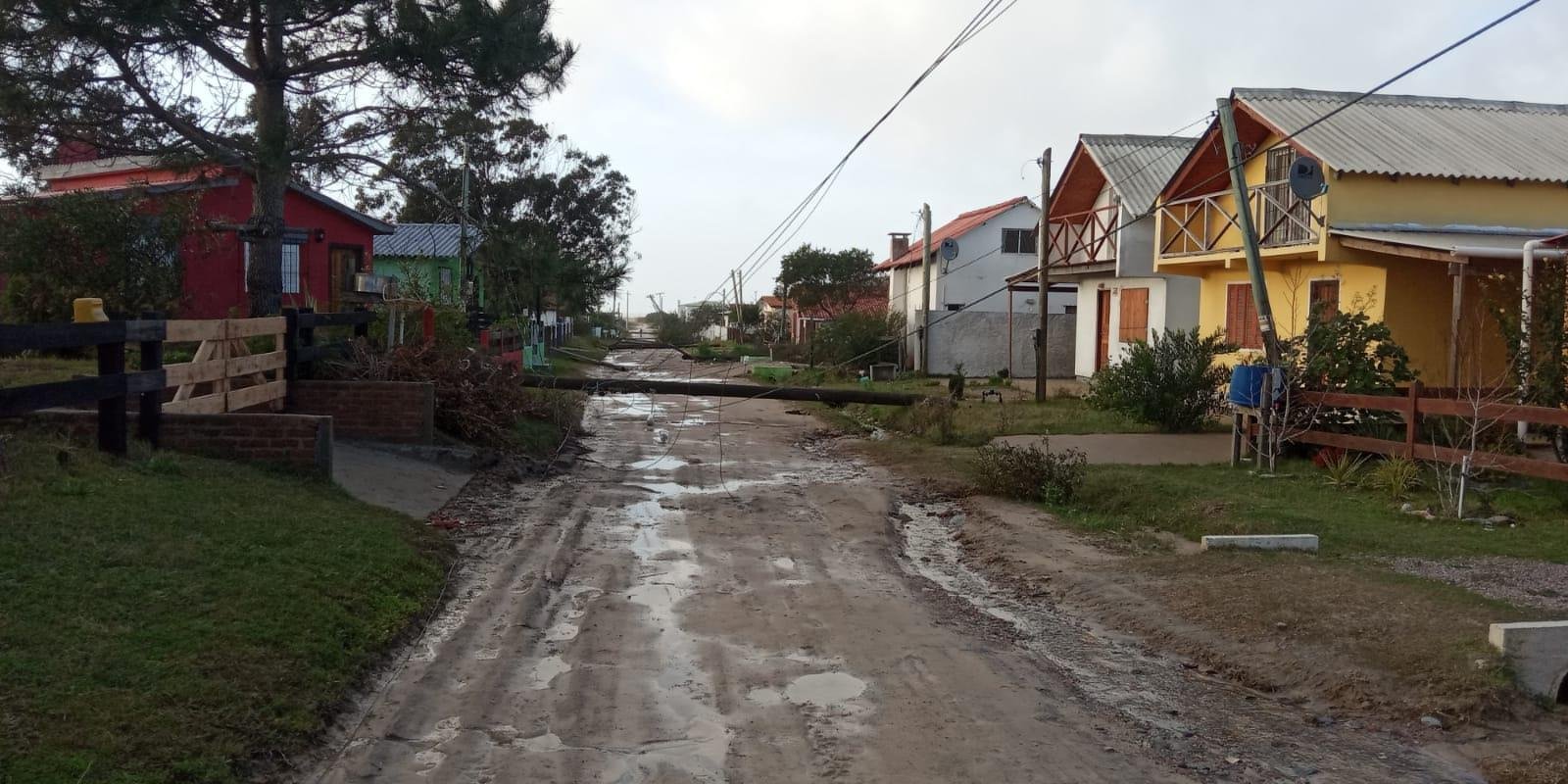 Vendaval chegou a 116 quil&ocirc;metros por hora na Barra do Chu&iacute;, em Santa Vit&oacute;ria do Palmar