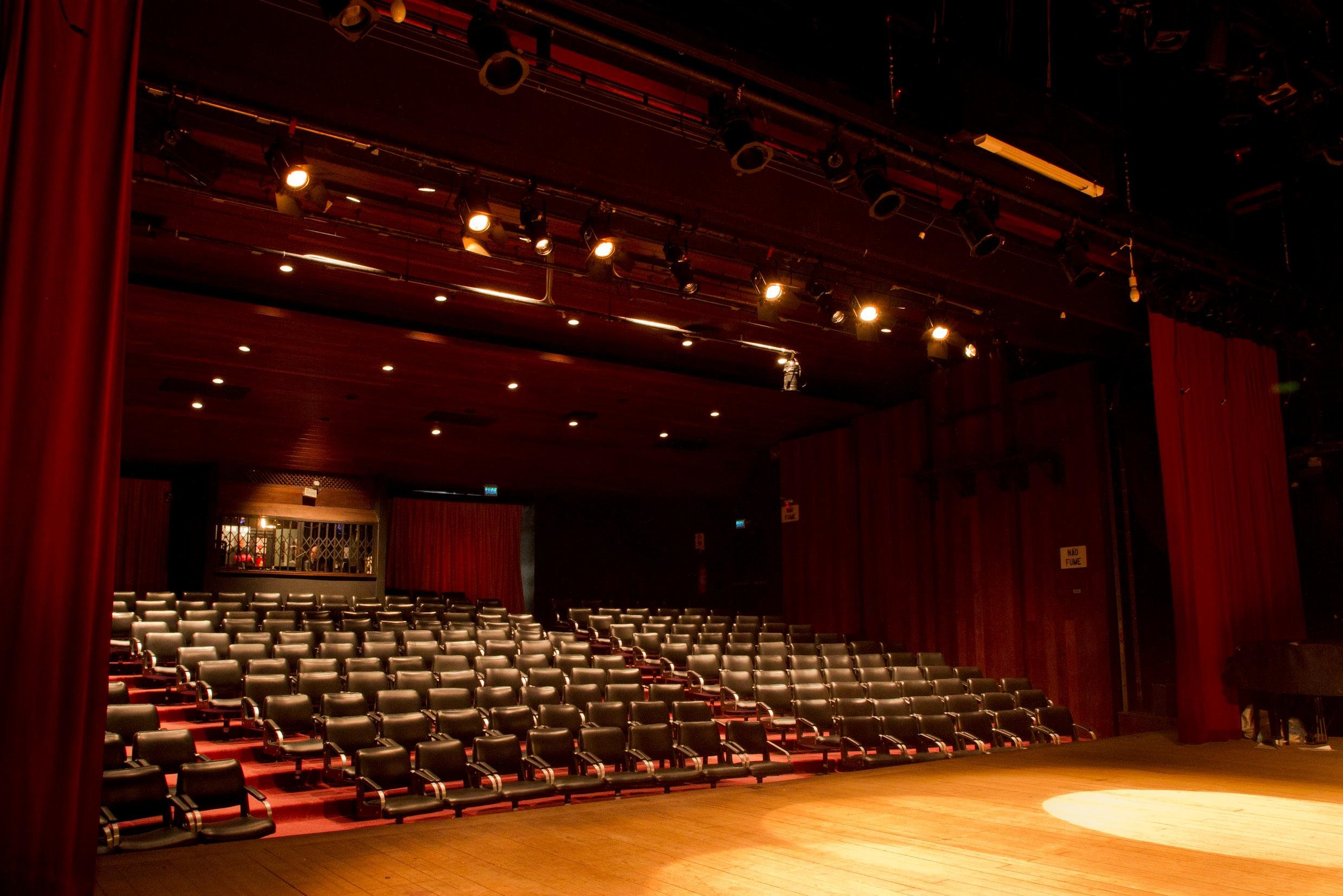 O setor cultural foi um dos primeiros a fechar e deve ser um dos &uacute;ltimos a ser reaberto; at&eacute; l&aacute;, teatros como o Renascen&ccedil;a permanecem vazios