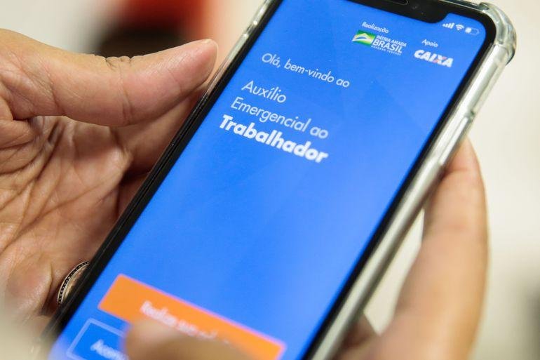 Mais de 6 milh&otilde;es recebem aux&iacute;lio emergencial nesta quinta-feira