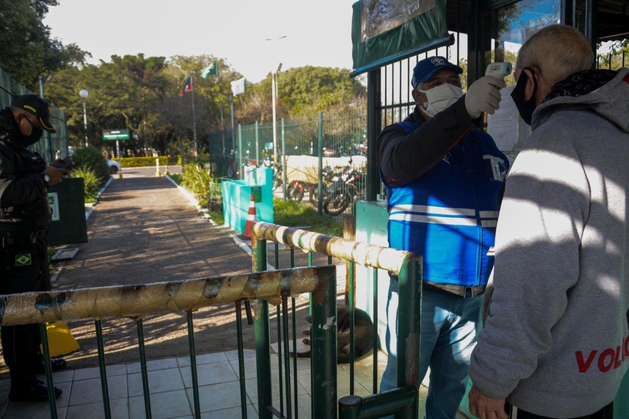 Uma das a&ccedil;&otilde;es &eacute; a medi&ccedil;&atilde;o da temperatura corporal em todas as pessoas que transitam no local