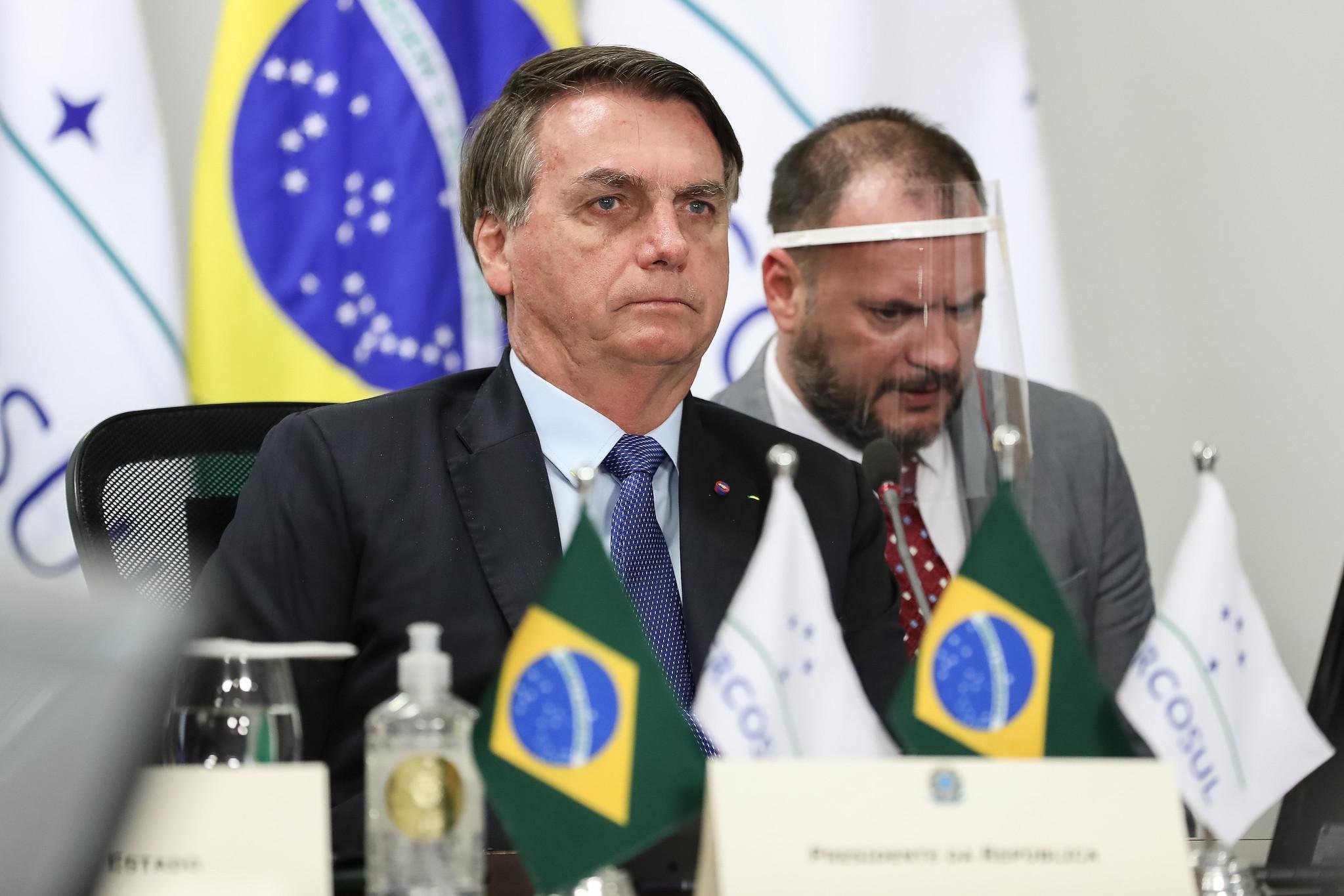 "N&atilde;o &eacute; dinheiro que est&aacute; sobrando, estamos nos endividando", afirmou Bolsonaro