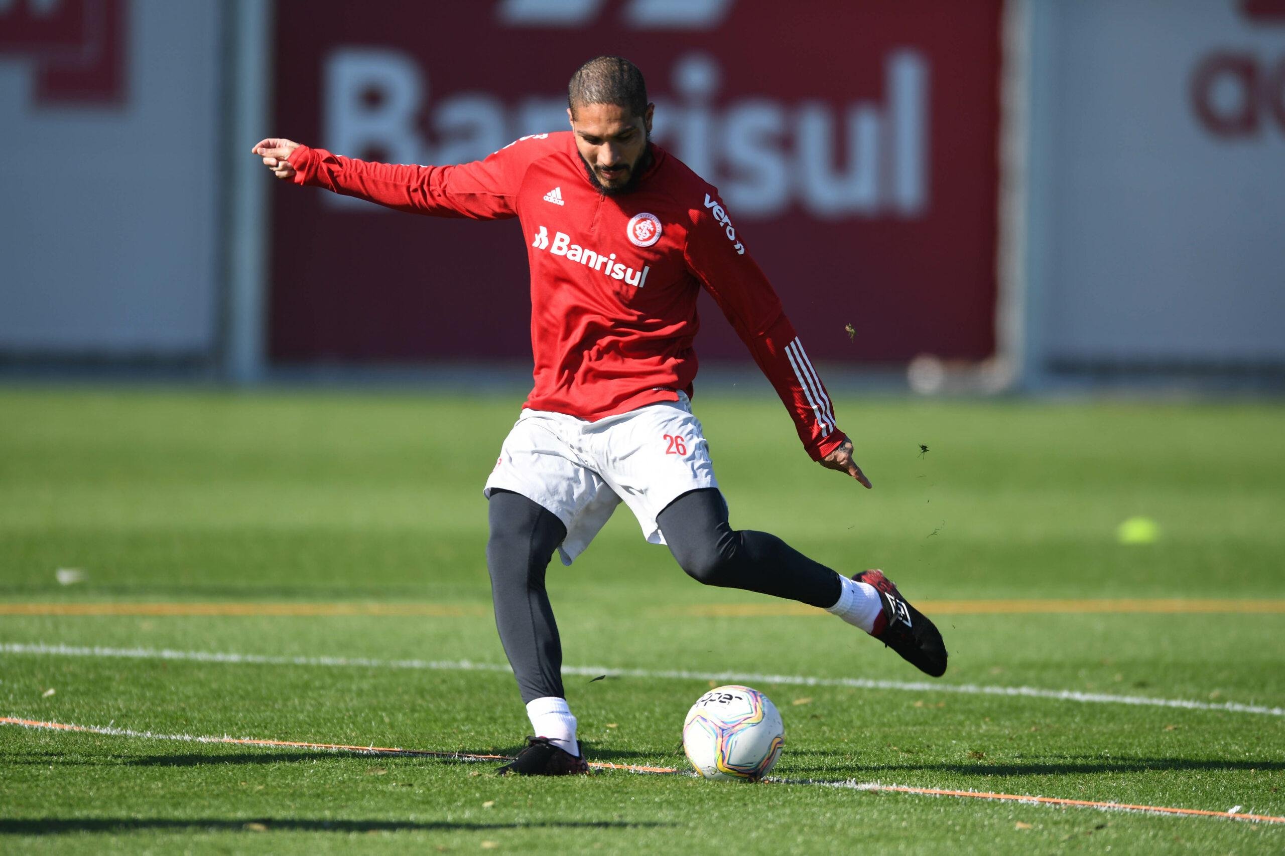 Inter exercitou nesta sexta-feira os passes, chutes e cabeceio