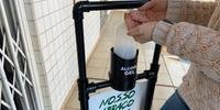 Totem do Bem possui dispenser de álcool gel que funciona através do acionamento pelo pé