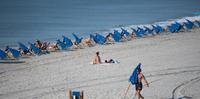 Pandemia causou o fechamento de praias populares - normalmente lotadas no fim de semana de 4 de Julho