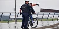 Ciclista teve de ser orientado por guarda municipal na Orla