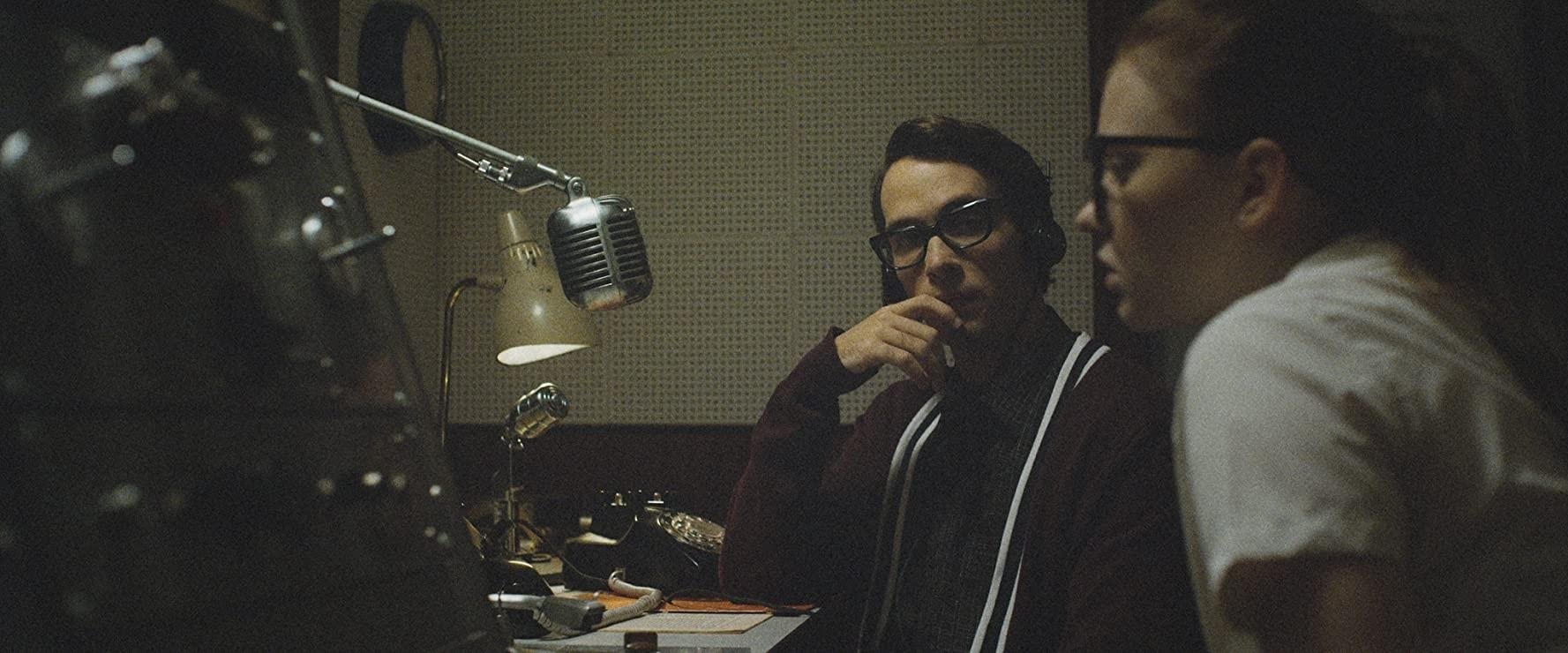Everett e Fay tentam desvendar som estranho durante uma noite