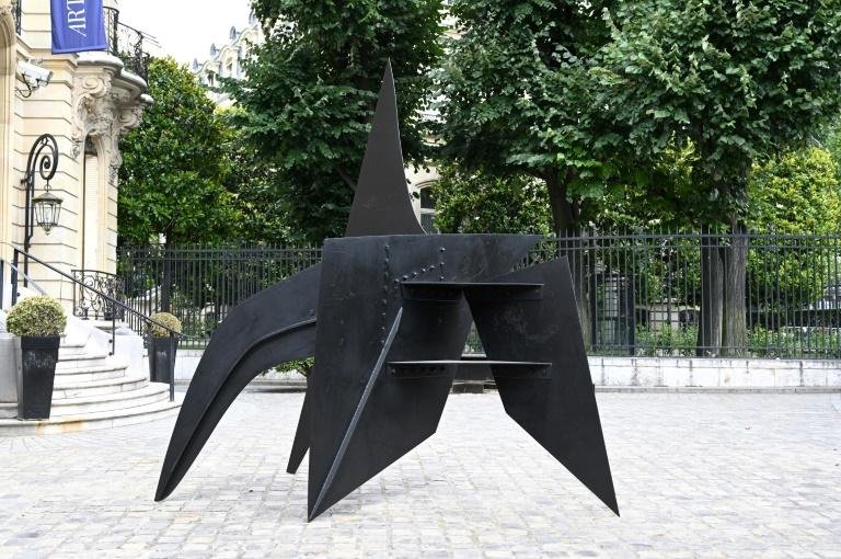Escultura de Alexander Calder, de 3,5 metros de altura, que durante 57 anos decorou um complexo de f&eacute;rias do sul da Fran&ccedil;a
