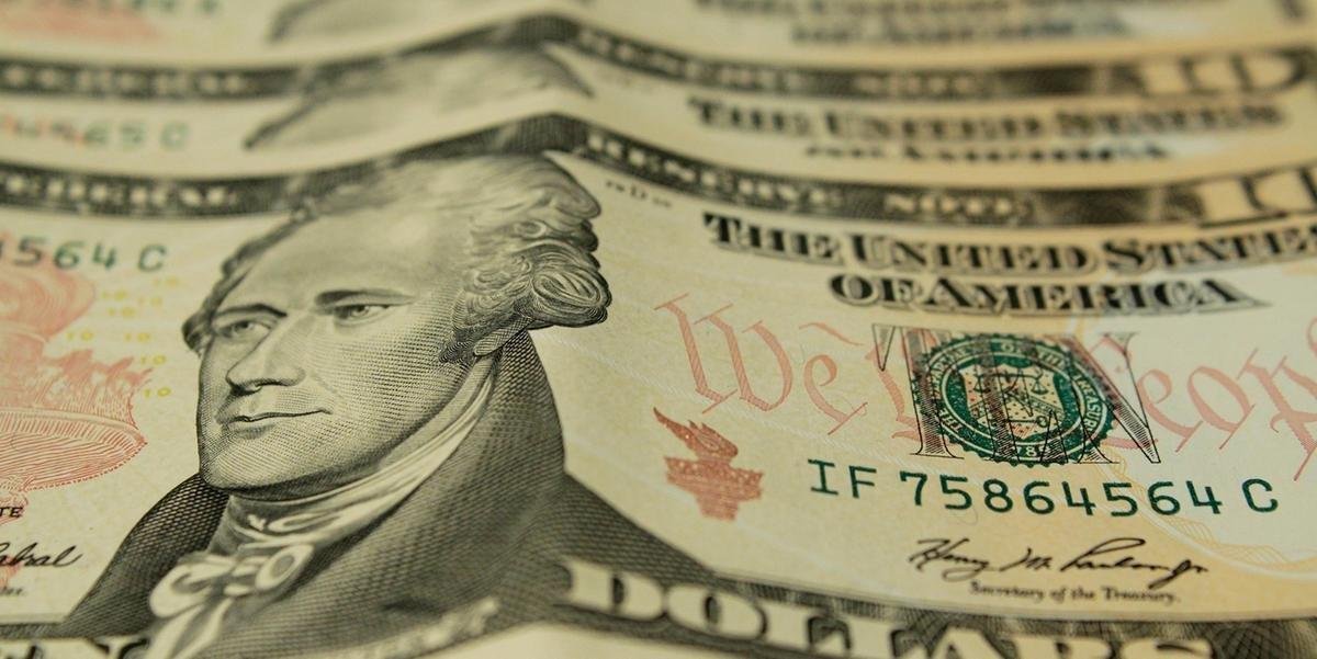 O d&oacute;lar subiu a despeito de um dia positivo nos mercados externos, embalados por otimismo com dados na China e nos Estados Unidos