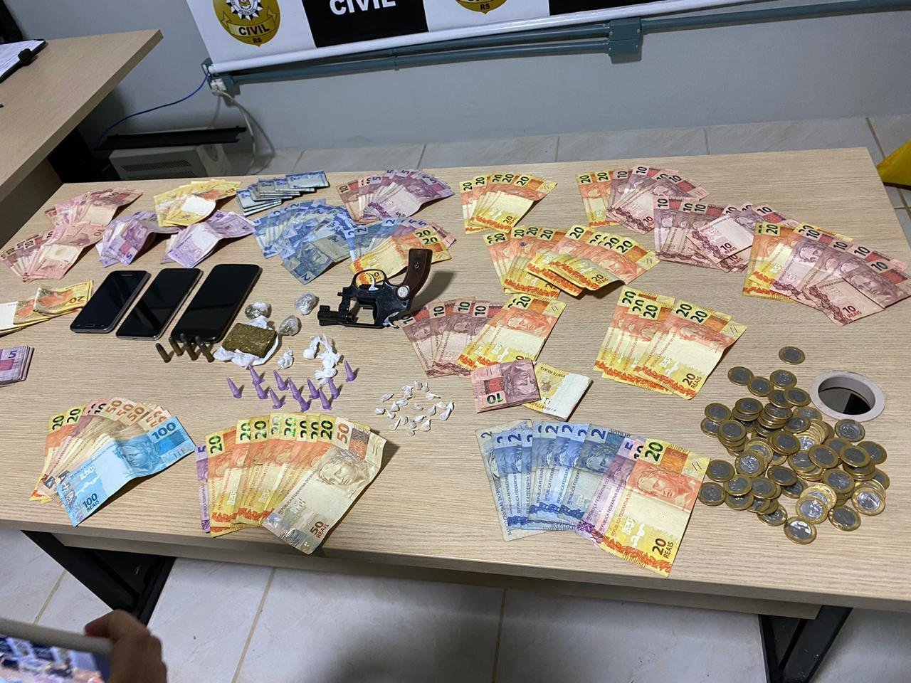 Houve a apreens&atilde;o de 55 por&ccedil;&otilde;es de maconha, crack e coca&iacute;na, al&eacute;m de R$ 3,5 mil em dinheiro, quatro aparelhos celulares, um rev&oacute;lver com muni&ccedil;&otilde;es