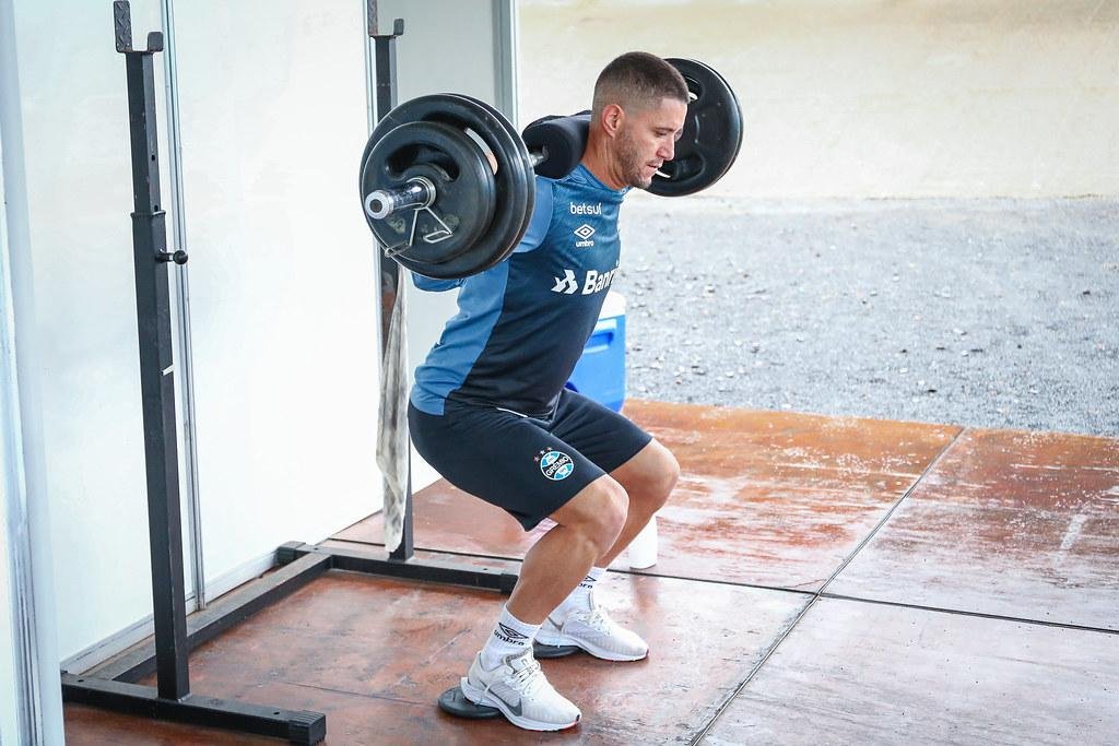 Jogadores do Gr&ecirc;mio realizaram exerc&iacute;cios de muscula&ccedil;&atilde;o para o aumento da for&ccedil;a f&iacute;sica