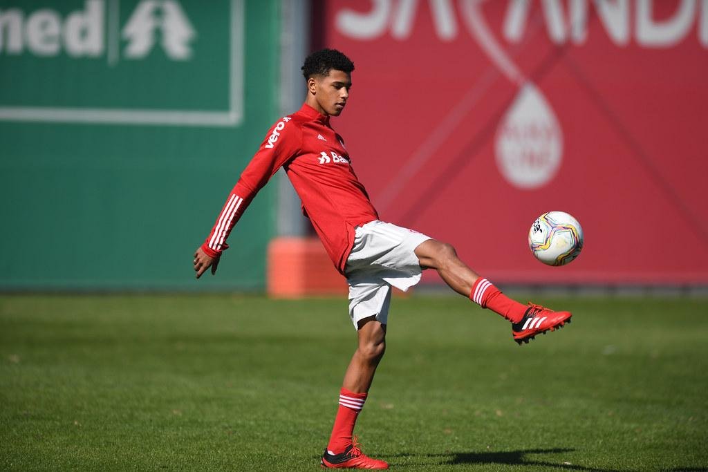 O paulista Vinicius Tobias tem 1,74 m, est&aacute; no Inter desde os 12 anos e treinava uma categoria acima da idade