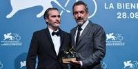 Joaquín Phoenix e o diretor Todd Phillips receberam o prêmio em Veneza na última edição
