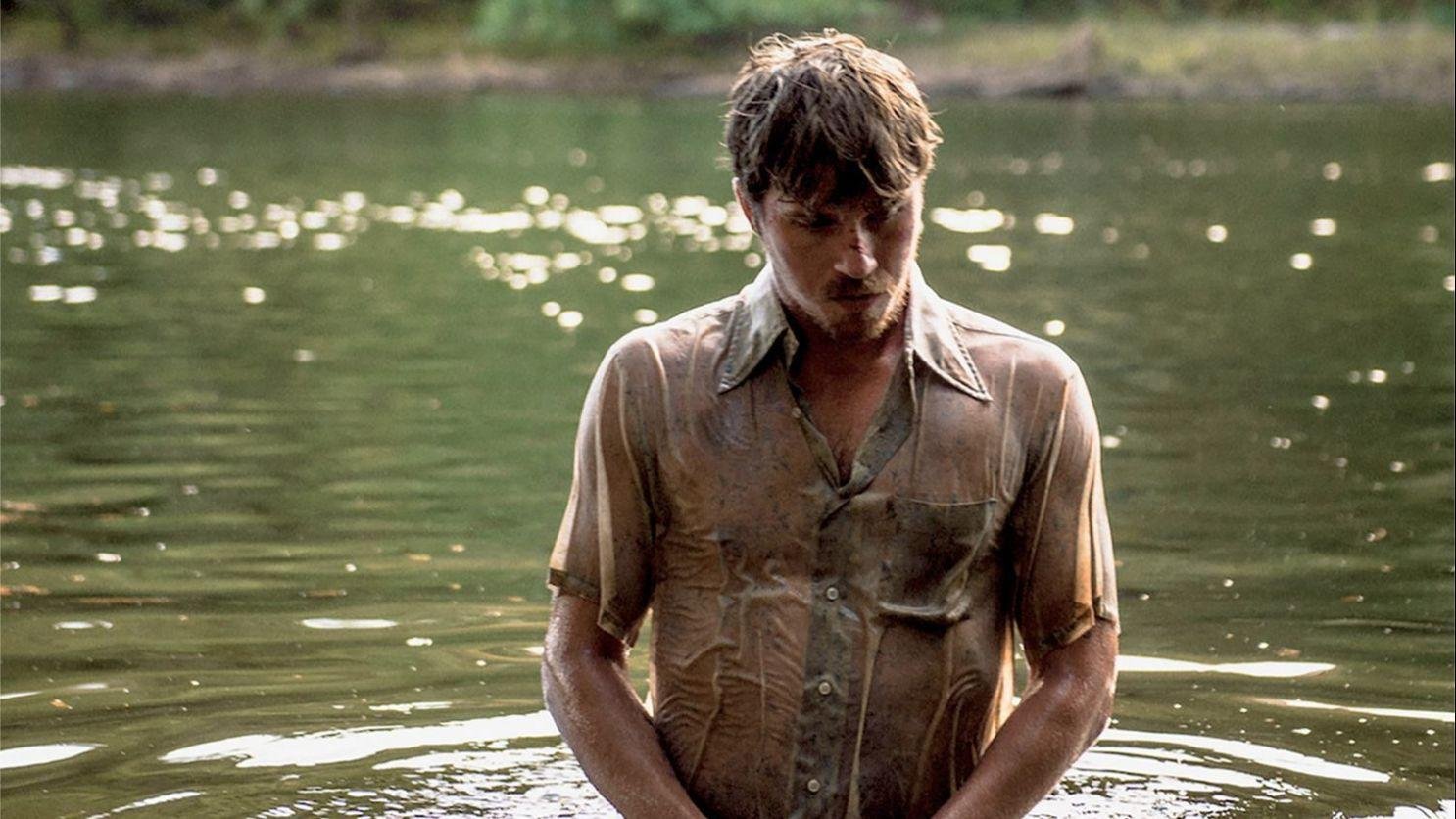 Garret Hedlund vive Mike Burden, um racista arrependido