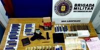 Os policiais militares apreenderam também uma pistola calibre 380, a quantia de R$ 1.972,00 em dinheiro, seis euros e dois celulares