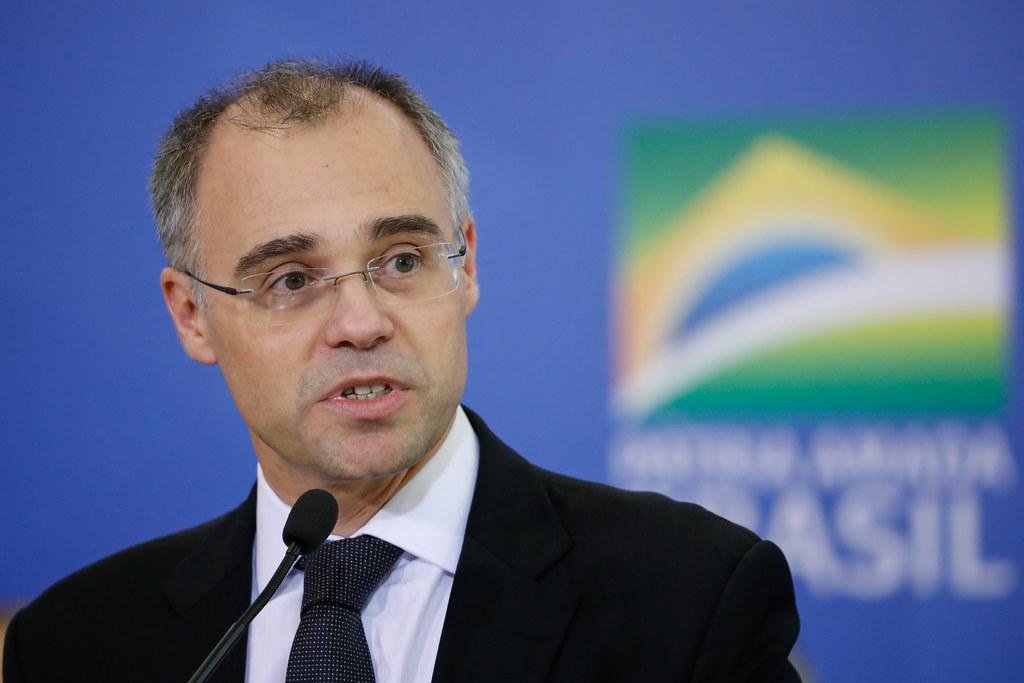 Ministro da Justi&ccedil;a e Seguran&ccedil;a P&uacute;blica, Andr&eacute; Mendon&ccedil;a, aguarda o resultado do teste PCR, que &eacute; mais preciso