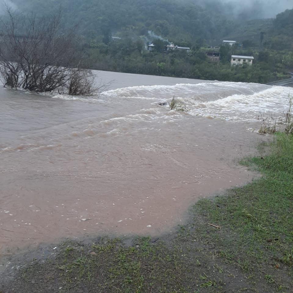 Ponte est&aacute; submersa entre os munic&iacute;pios de Bento Gon&ccedil;alves e Cotipor&atilde;