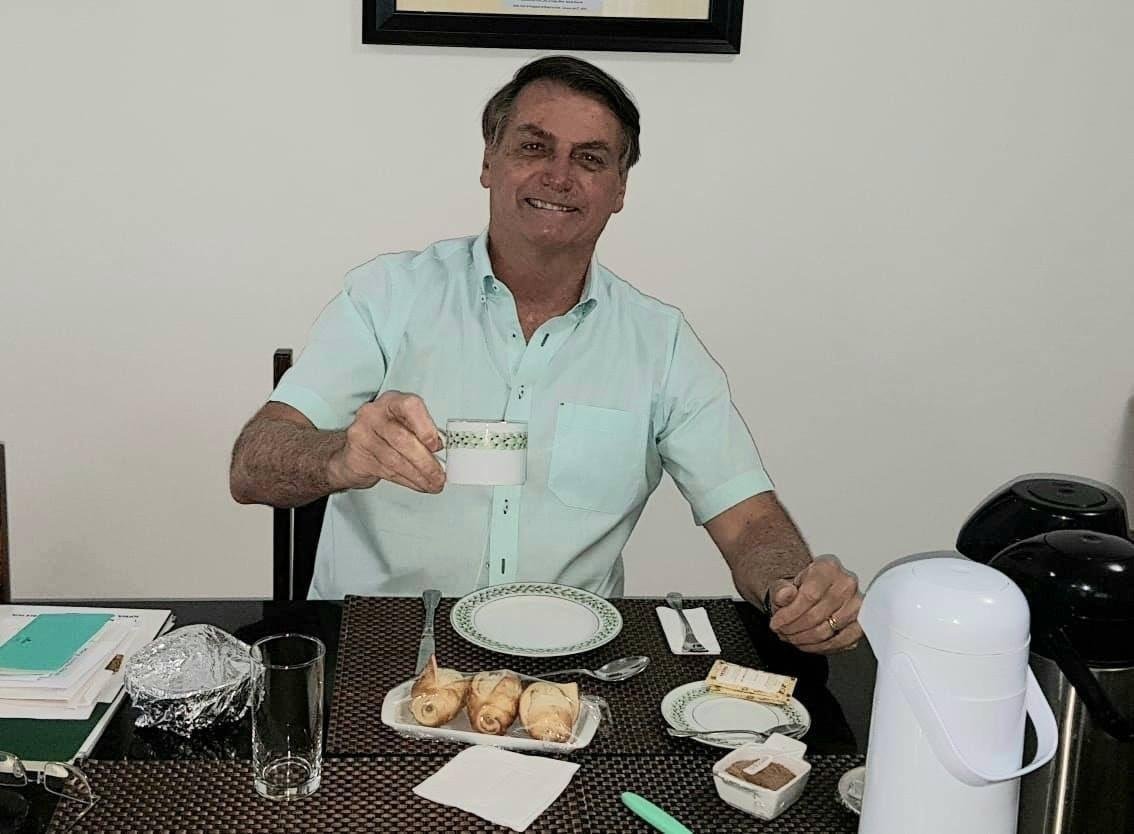 Bolsonaro postou foto nesta quarta afirmando que est&aacute; se sentindo bem depois de ter contra&iacute;do Covid-19