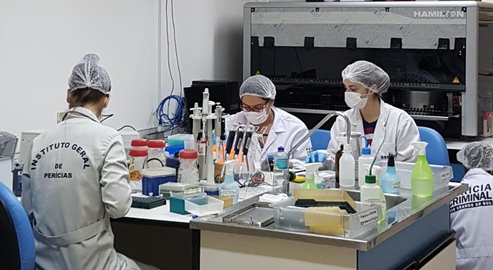 Equipe altamente especializada atua em moderno laborat&oacute;rio e possui banco de dados de DNA de corpos e ossadas