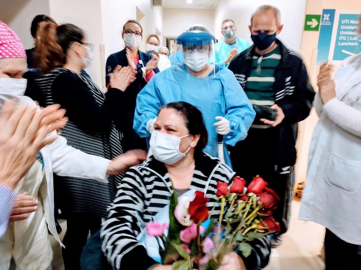 Enfermeira recebeu homenagem na hora da alta em Novo Hamburgo