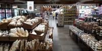 Prefeitura fiscaliza supermercados de médio e grande portes para orientar sobre o decreto 20.639
