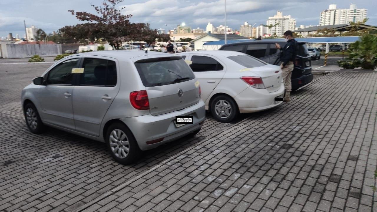 Mercadoria il&iacute;cita estava no porta-malas de um dos carros abordados