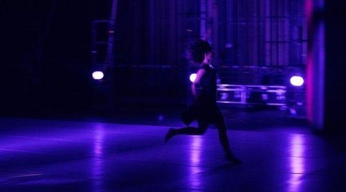 Morena Nascimento  apresenta &ldquo;Madeira&rdquo;, uma dan&ccedil;a-improviso para seu pai