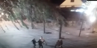 Um vídeo mostra dois grupos brigando