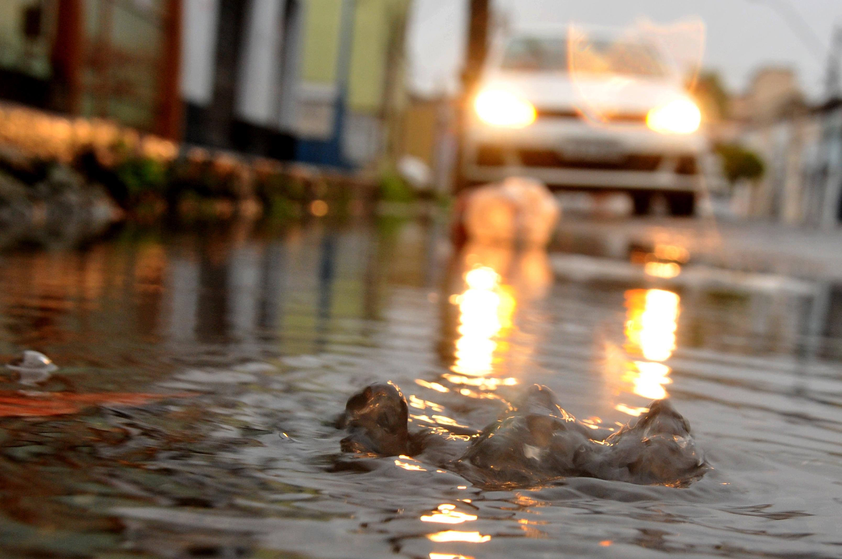 &Aacute;gua saiu dos bueiros em Porto Alegre