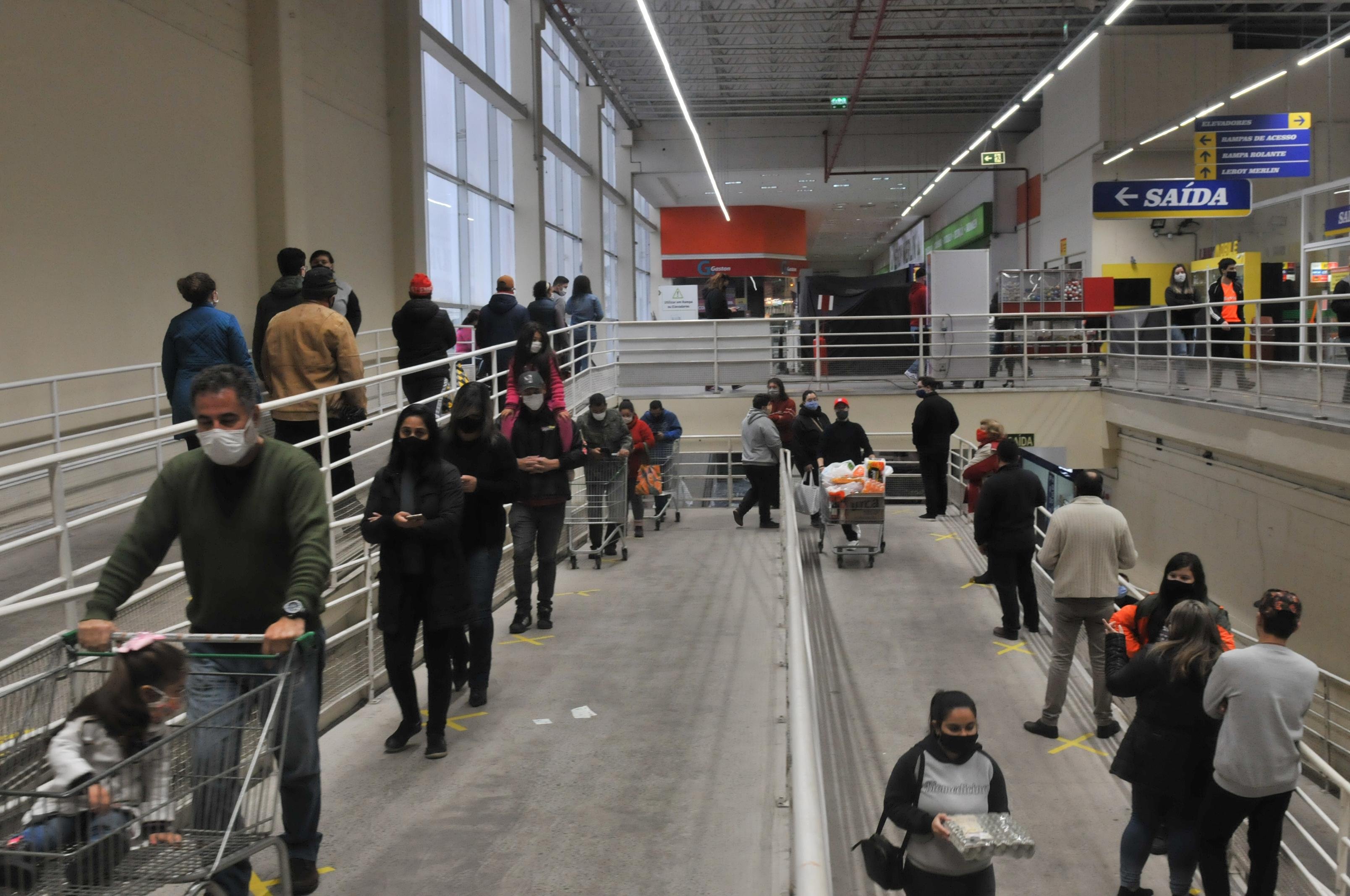Al&eacute;m de supermercados, outros grandes estabelecimentos comerciais tiveram forte aflu&ecirc;ncia de p&uacute;blico