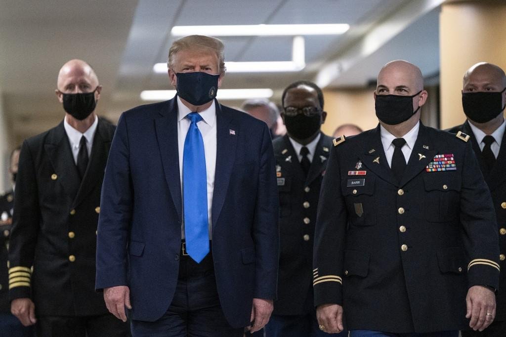 Presidente usou item de prote&ccedil;&atilde;o durante visita a um hospital na regi&atilde;o de Washington