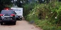 Corpo foi encontrado na estrada Luiz Correa da Silva, sendo isolaram a área para o trabalho do IGP