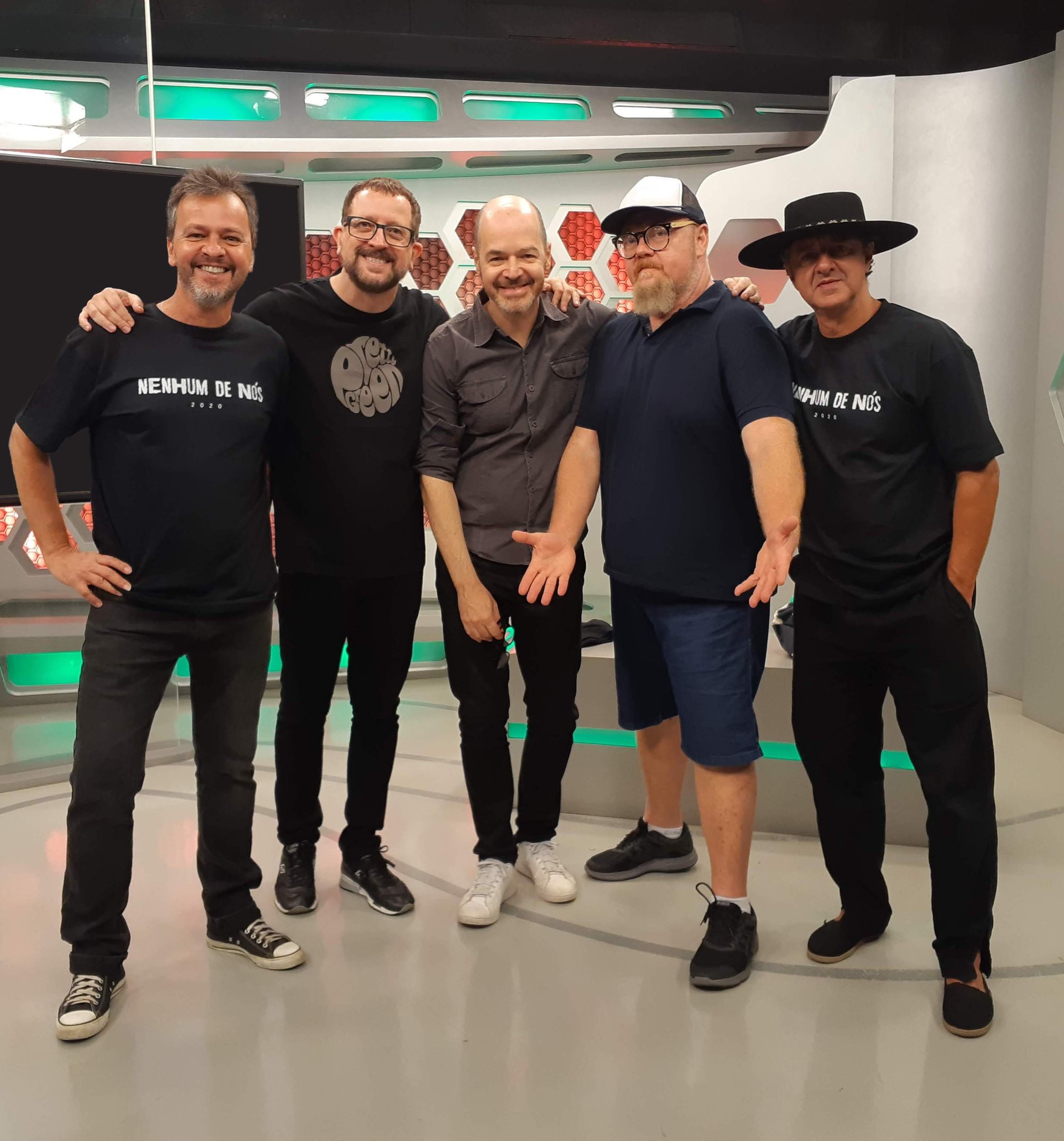 Banda Nenhum de N&oacute;s lan&ccedil;ou seu primeiro disco em 1988 e em 1989 j&aacute; recebia o Disco de Ouro por &lsquo;Cardume&rsquo;